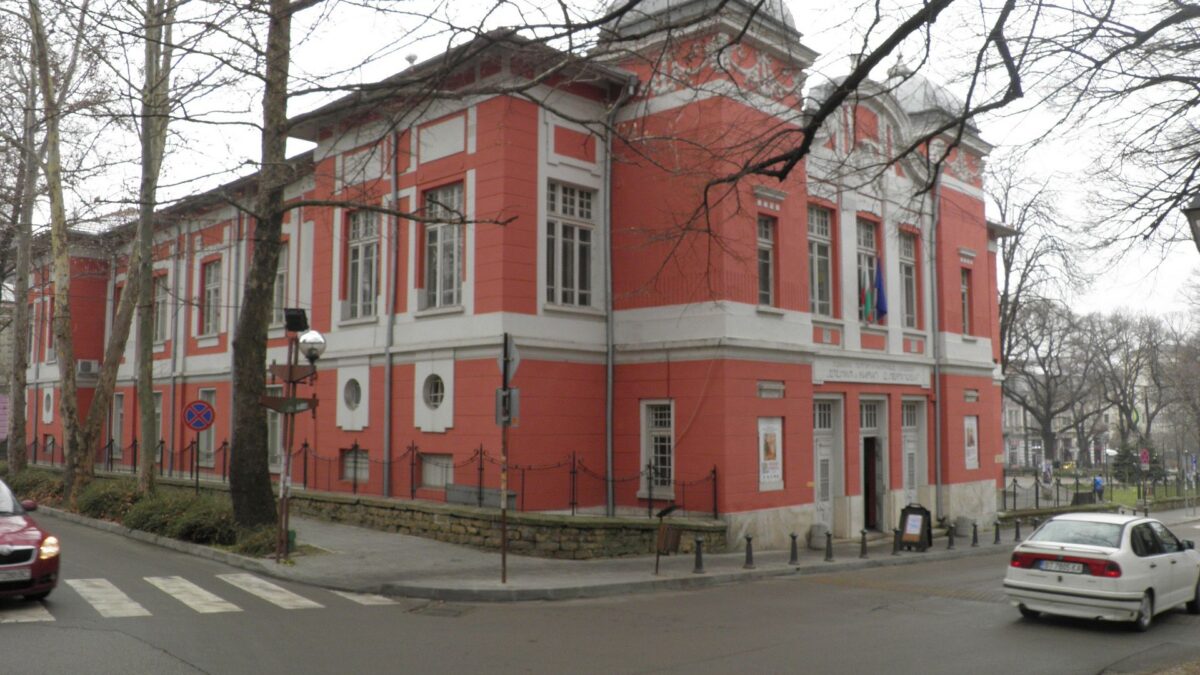 Габровската поетеса Петя Цонева с наградата „Николай Искъров“